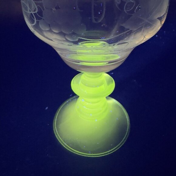 Vintage German Roemer Goblet Etched Beehive Manganese 365nm Green UV Glow Cup - Picture 4 of 13